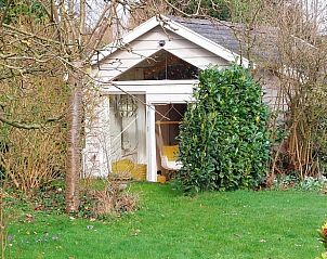 Vakantiehuis in Beek-Ubbergen omgeven door bloeiende bomen.