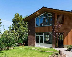 Lichte slaapkamer in DG724 vakantiehuis, Beek-Ubbergen, Gelderland met grote ramen.