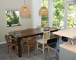 Badkamer met dubbele wastafel in DG724 vakantiehuis, Beek-Ubbergen, Gelderland.