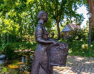 Woonkamer met tuinzicht in DG724 vakantiehuis, Beek-Ubbergen, Gelderland.