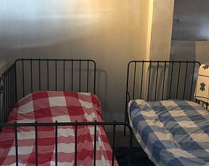 Vakantiehuisje in Buren, kindvriendelijke slaapkamer met bedden in Rivierengebied, Gelderland.