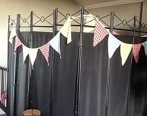 Vakantiehuisje in Buren, kleurrijke decoratie in kinderkamer in Rivierengebied, Gelderland.