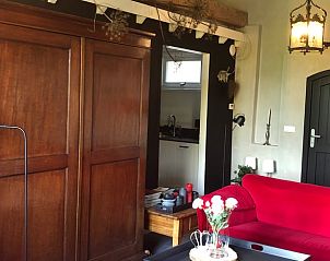 Vakantiehuisje in Buren, woonkamer met antieke kast in Rivierengebied, Gelderland.