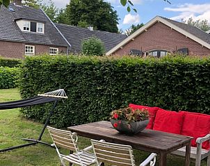 Vakantiehuisje in Buren, gezellige tuin met zitje en hangmat in Rivierengebied, Gelderland.
