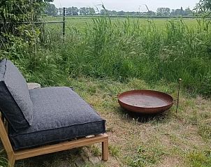 Tuin met ligstoel bij Huisje in Eck en Wiel, vakantiehuis in Rivierengebied, Gelderland.