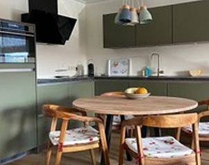 Moderne keuken in Vakantiehuisje in Ommeren, Rivierengebied, Gelderland, voorzien van alle gemakken.