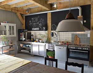 Gezellige slaapkamer in Huisje in Zoelen, vakantiehuis in het Rivierengebied, Gelderland, met houten interieur en comfortabele slaapbank.