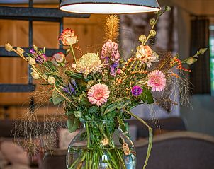 Bloemrijke decoratie in de woonkamer van Huisje in Zoelen, vakantiehuis in het Rivierengebied, Gelderland.