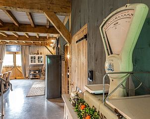 Landelijke keuken met authentieke weegschaal in Huisje in Zoelen, een vakantiehuis in Gelderland, Zoelen.