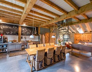 Gezellige eetruimte in Huisje in Zoelen, vakantiewoning in Gelderland, met houten balken en ruime tafel.