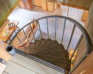 Spiraaltrap in vakantiehuis Huisje in Zoelen, Zoelen, met uitzicht op de sfeervolle woonkamer.