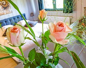 Frisse bloemen in de slaapkamer van Huisje in Zoelen, vakantiehuis in het groene Rivierengebied van Gelderland.