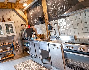 Moderne keuken met landelijke charme in vakantiehuis Huisje in Zoelen, gelegen in Zoelen, Gelderland.