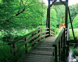 Houten brug in de omgeving van Huisje in Zoelen, vakantiehuis in het Rivierengebied, Gelderland.