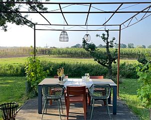 Gemtliches Wohnzimmer des Ferienhauses in Kesteren mit Blick auf die Natur im Rivierengebied, Gelderland.