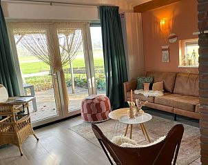 Moderne Kche im Ferienhaus in Kesteren, Rivierengebied, Gelderland, mit stilvoller Einrichtung und gemtlicher Essecke.