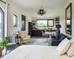 Gezellige binnenruimte van Vakantiehuis in Deil met uitzicht op de natuur.