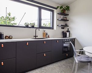 Moderne keuken in Vakantiehuis in Deil, ideaal voor culinaire avonturen.