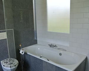 Luxe badkamer met bad in Huisje in Deil, vakantiewoning in Gelderland.
