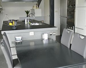 Eettafel in open keuken van Huisje in Deil, vakantiehuis in Gelderland.