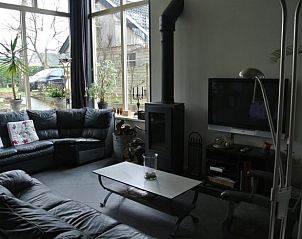 Gezellige woonkamer met haard in Huisje in Deil, Gelderland.