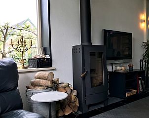 Sfeervolle woonkamer met uitzicht in Huisje in Deil, Gelderland.