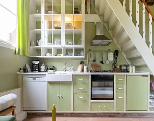 Moderne keuken in Vakantiehuis in Deil, Rivierengebied, volledig uitgerust voor heerlijke maaltijden.