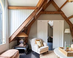 Stijlvolle binnenruimte in Vakantiehuis in Deil, Rivierengebied met comfortabele stoelen.