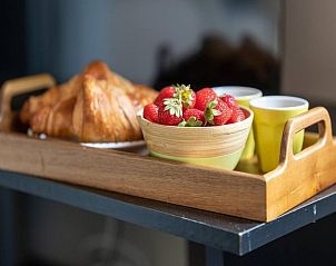 Ontbijt met croissants en fruit in Vakantiehuis in Deil, Rivierengebied, perfect voor een ontspannen ochtend.