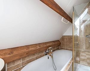 Luxe badkamer in Vakantiehuis in Deil, Rivierengebied met ruime douche en bad.