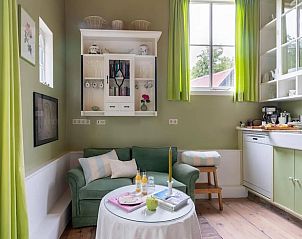 Knusse zithoek in de keuken van Vakantiehuis in Deil, Gelderland, ideaal voor koffieochtenden.