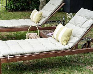 Comfortabele ligstoelen in de tuin van Vakantiehuis in Deil, Rivierengebied, voor ultieme ontspanning.