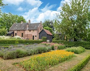 Bloeiende tuin bij Vakantiehuis in Deil, Gelderland, biedt een kleurrijke en serene omgeving.