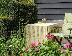 Intiem zitje in de tuin van Vakantiehuis in Deil, Gelderland, perfect voor een kopje thee.