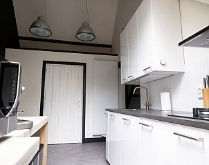 Moderne keuken met witte kasten in Vakantiehuisje in Winssen, Rivierengebied.