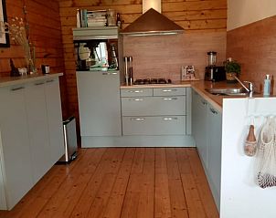 Moderne keuken in Vakantiehuisje in Winssen, Rivierengebied, Gelderland, met houten interieur.