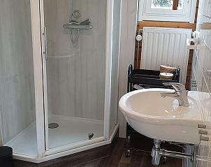 Moderne badkamer met douche in Vakantiehuisje in Winssen, Rivierengebied, Gelderland.