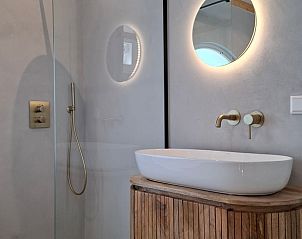 Moderne badkamer met regendouche in Vakantiehuisje in Winssen, Gelderland.