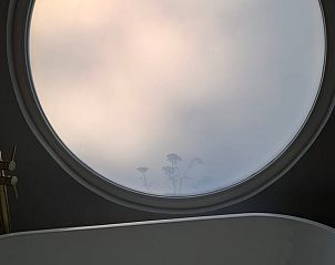 Vrijstaand bad met uitzicht in Vakantiehuisje in Winssen, Rivierengebied.