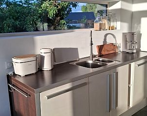 Moderne keuken met apparatuur in Vakantiehuisje in Winssen, Gelderland.