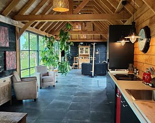 Ruime binnenruimte in Vakantiehuisje in Herveld, Gelderland. Comfortabele zithoek met uitzicht op de natuur.