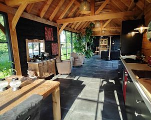 Lichte woonkamer in Vakantiehuisje in Herveld, Gelderland. Ruime inrichting met natuurlijke lichtinval.