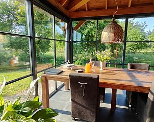 Eetkamer in Vakantiehuisje in Herveld, Gelderland. Gezellige plek met uitzicht op de omliggende natuur.