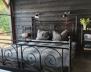 Stijlvolle slaapkamer in Vakantiehuisje in Herveld, Gelderland. Geniet van een goede nachtrust in het Rivierengebied.