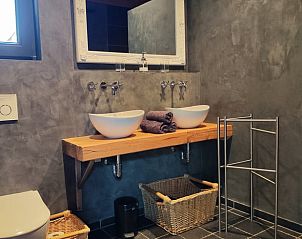 Stijlvolle badkamer in Vakantiehuisje in Herveld, Gelderland. Geniet van comfort en luxe in het Rivierengebied.