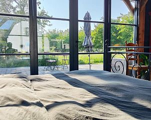 Uitzicht vanuit slaapkamer in Vakantiehuisje in Herveld, Gelderland. Geniet van de groene omgeving.