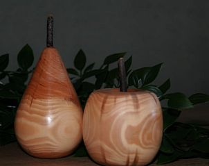 Decoratieve houten peren in Vakantiehuis in Herveld, charmante vakantiewoning in Rivierengebied, Gelderland.