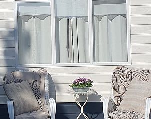 Zitplek buiten Vakantiehuis in Wolfheze, ontspannen in de zon in het Rivierengebied, Gelderland.