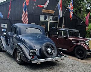 Klassieke auto's bij museum in de buurt van Vakantiehuis in Wolfheze, culturele uitstap in Gelderland.