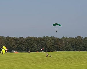 Parachutespringen nabij Vakantiehuis in Wolfheze, avontuurlijke activiteiten in Gelderland.